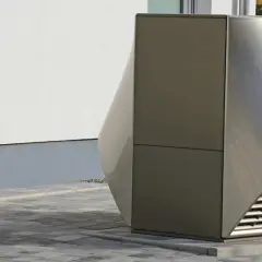 Nowoczesna, futurystyczna obudowa pompy ciepła r32 o aerodynamicznym kształcie, stojąca obok drewnianej skrzyni na śmieci.