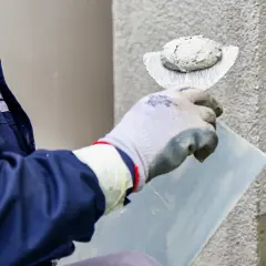 Pracownik nakłada tynk silikonowy. Sprawdź aktualną tynk silikonowy cenę za m2 robocizny.