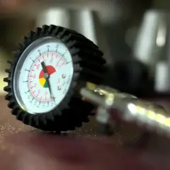 Manometr do wyłącznika ciśnieniowego do hydroforu. Regulacja ciśnienia wody jest kluczowa dla prawidłowego działania instalacji.