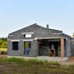 Budowa domu z keramzytu. Brak ocieplenia i wykończenia ścian to widoczne wady.