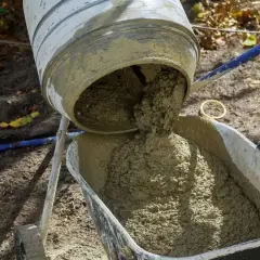 Beton B20 wylewany z betoniarki do taczki. Właściwe proporcje składników zapewniają trwałość konstrukcji.