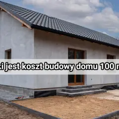 Nowy dom w stanie surowym, z widocznym pytaniem o koszt budowy domu 100 m².