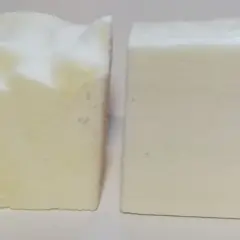 Dwa bloki pianki, jeden z nierówną górą, drugi gładki. Porównanie materiałów do ocieplanie pianką cena za m2.