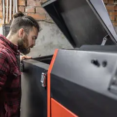 Jak ustawić piec na ekogroszek z podajnikiem ślimakowym, aby uniknąć problemów?