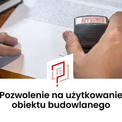 Pieczęć z napisem "APPROVED" na dokumencie. Oznacza to uzyskanie pozwolenia na użytkowanie obiektu budowlanego.