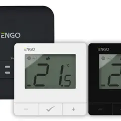 Nowoczesne sterowniki do ogrzewania podłogowego ENGO. Biały i czarny termostat pokazują 21.5°C.