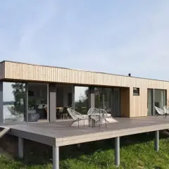Nowoczesny dom modułowy 100m2 cena pod klucz. Drewniana elewacja, taras, duże okna.