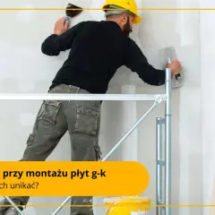 Pracownik na rusztowaniu wykonuje prace wykończeniowe przy ścianie z płyt g-k. Sucha zabudowa wymaga precyzji.