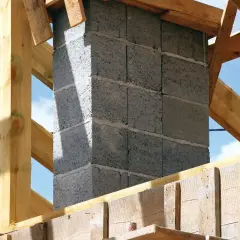 Budowa komina z pustaków betonowych. Dowiedz się, jak zrobić beton, by uzyskać trwałą konstrukcję.
