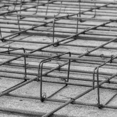 Siatka zbrojenia płyty fundamentowej, gotowa do zalania betonem. Stalowe pręty tworzą solidną konstrukcję.