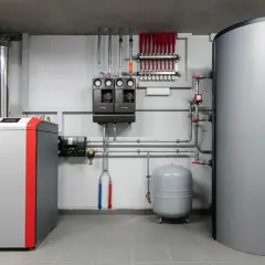 Nowoczesna kotłownia z piecem na pellet, idealna do uzyskania dofinansowanie do pieca na pellet. System grzewczy z zasobnikiem i pompami.