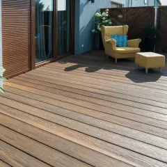 Nowoczesny taras wentylowany z desek kompozytowych. Sprawdź atrakcyjną cenę za m2 i stwórz wymarzone miejsce relaksu.