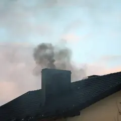 Jak sprawdzić cug w kominie i uniknąć niebezpieczeństw związanych z dymem