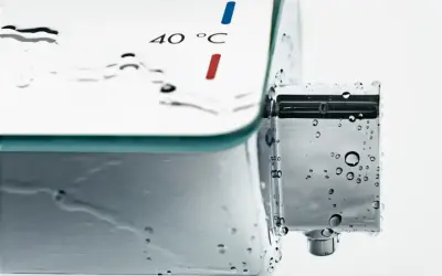 Termometr wskazuje 40°C. Woda spływa po chromowanym uchwycie. Z której strony ciepła woda?