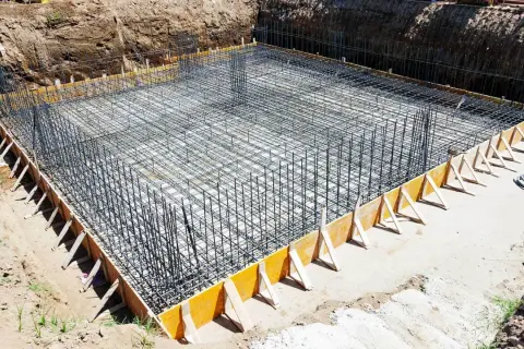 Zbrojarz przygotował imponującą siatkę z prętów zbrojeniowych na fundamenty.