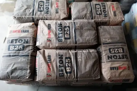 Stos worków betonu B25 po 25kg na m3 zależy od potrzeb. Worek betonu B25 to gotowa sucha mieszanka.