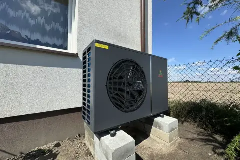 Nowoczesna pompa ciepła Geo Power zamontowana na betonowych bloczkach. Rozważasz inwestycję? Sprawdź, jaki pompa ciepła koszt.