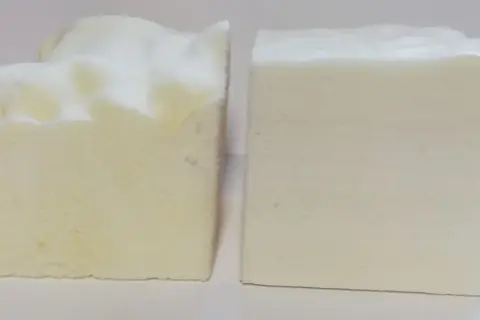 Dwa bloki pianki, jeden z nierówną górą, drugi gładki. Porównanie materiałów do ocieplanie pianką cena za m2.