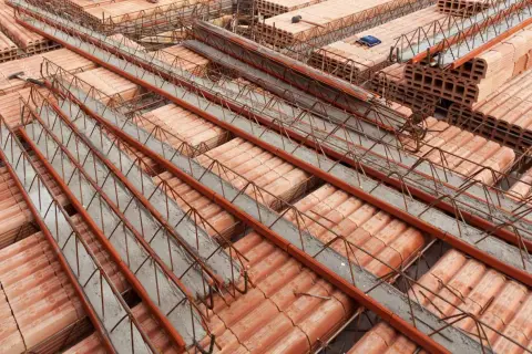 Budowa stropu teriva: widok na elementy nośne i pustaki ceramiczne. Sprawdź aktualną strop teriva cena.