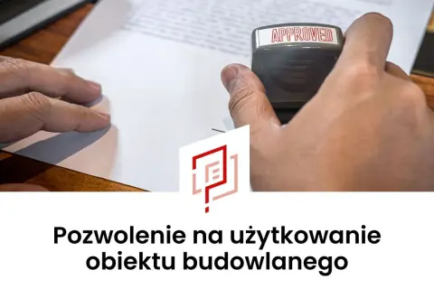 Pieczęć z napisem "APPROVED" na dokumencie. Oznacza to uzyskanie pozwolenia na użytkowanie obiektu budowlanego.