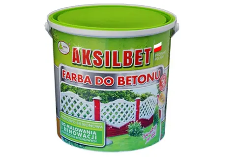 Jaka farba do betonu na zewnątrz? Pojemnik farby Aksilbet do malowania i renowacji powierzchni betonowych, z widokiem na odnowiony płot.