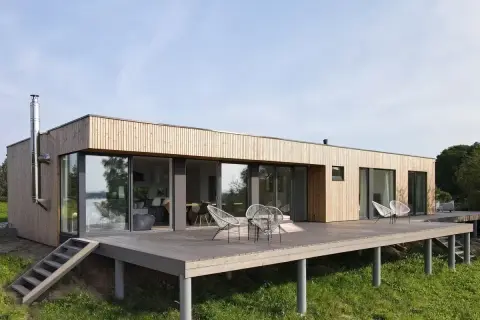 Nowoczesny dom modułowy 100m2 cena pod klucz. Drewniana elewacja, taras, duże okna.