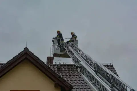 Czy można czyścić komin jak się pali w piecu? Poznaj niebezpieczeństwa