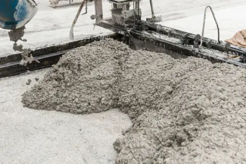 Świeża pospółka wylewana z betoniarki na plac budowy.