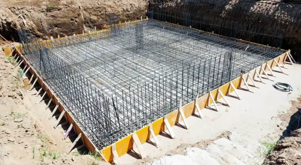 Zbrojarz przygotował imponującą siatkę z prętów zbrojeniowych na fundamenty.