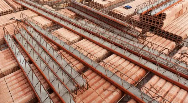 Budowa stropu teriva: widok na elementy nośne i pustaki ceramiczne. Sprawdź aktualną strop teriva cena.