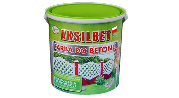 Jaka farba do betonu na zewnątrz? Pojemnik farby Aksilbet do malowania i renowacji powierzchni betonowych, z widokiem na odnowiony płot.