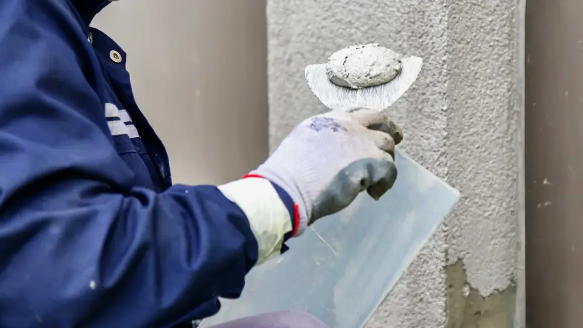 Pracownik nakłada tynk silikonowy. Sprawdź aktualną tynk silikonowy cenę za m2 robocizny.