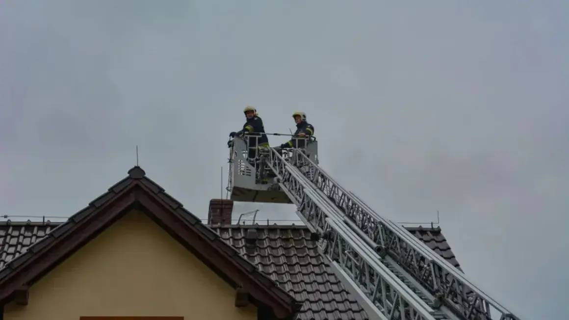 Czy można czyścić komin jak się pali w piecu? Poznaj niebezpieczeństwa