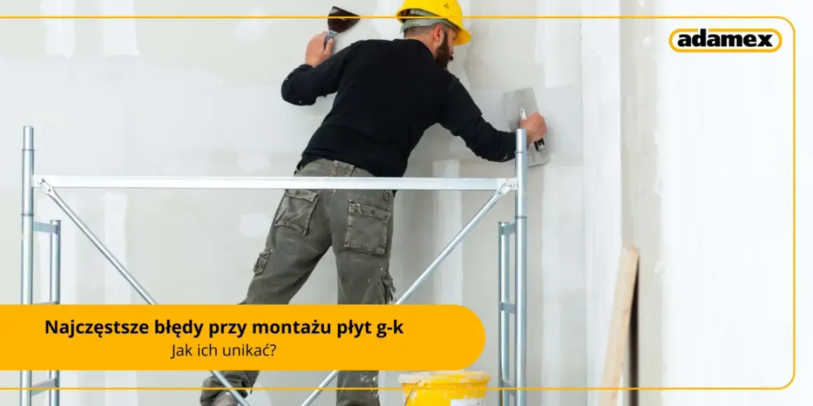 Pracownik na rusztowaniu wykonuje prace wykończeniowe przy ścianie z płyt g-k. Sucha zabudowa wymaga precyzji.