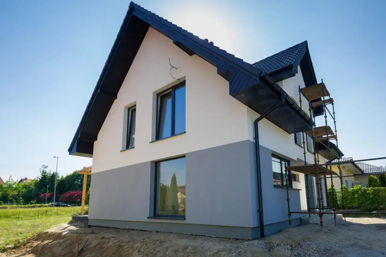 Elewacja frontowa domu - jak wybrać materiał i kolor?