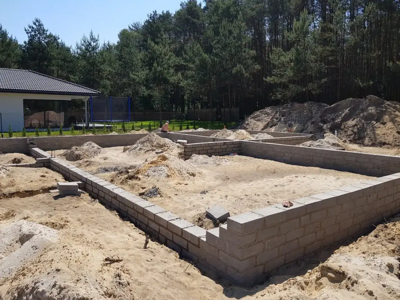 Budowa domu krok po kroku - od działki do pierwszych robót