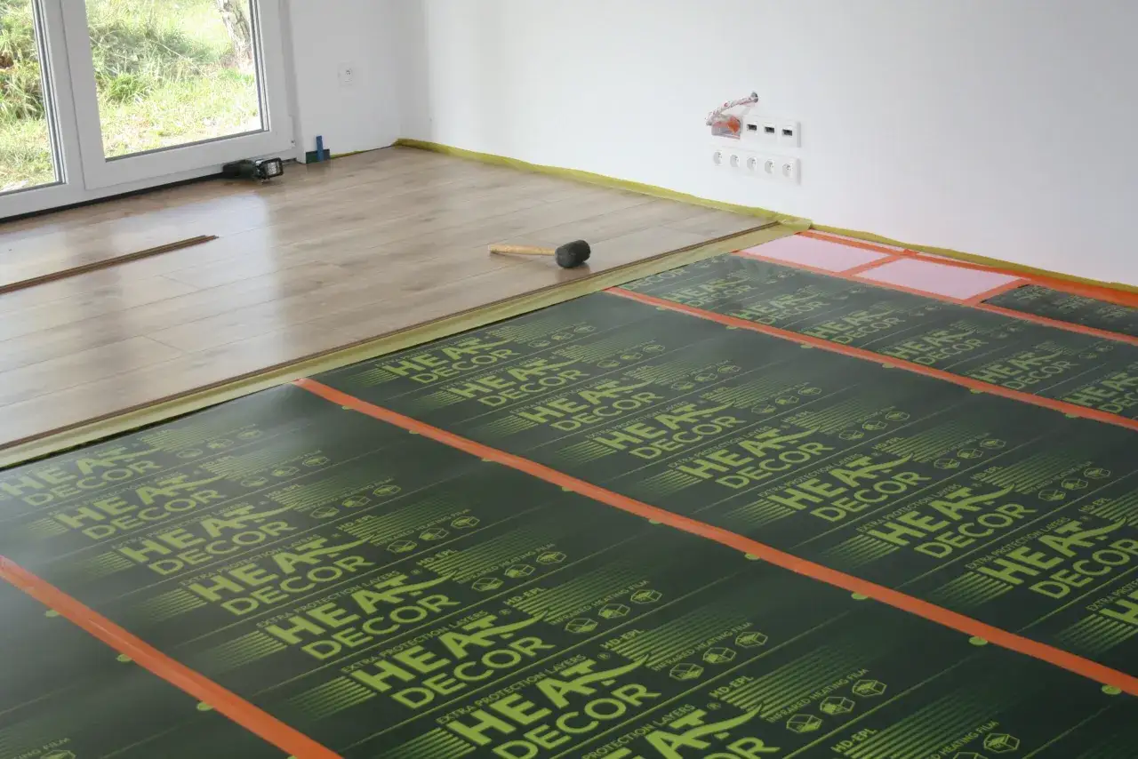 Instalacja ogrzewania podłogowego w domu kanadyjskim. Folia grzewcza HEAT DECOR czeka na ułożenie paneli.