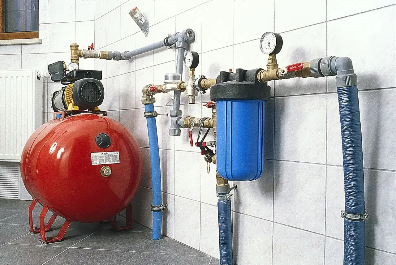 System hydroforowy z pompą, zbiornikiem i filtrem. Widać tu rury PP, manometry i zawory.