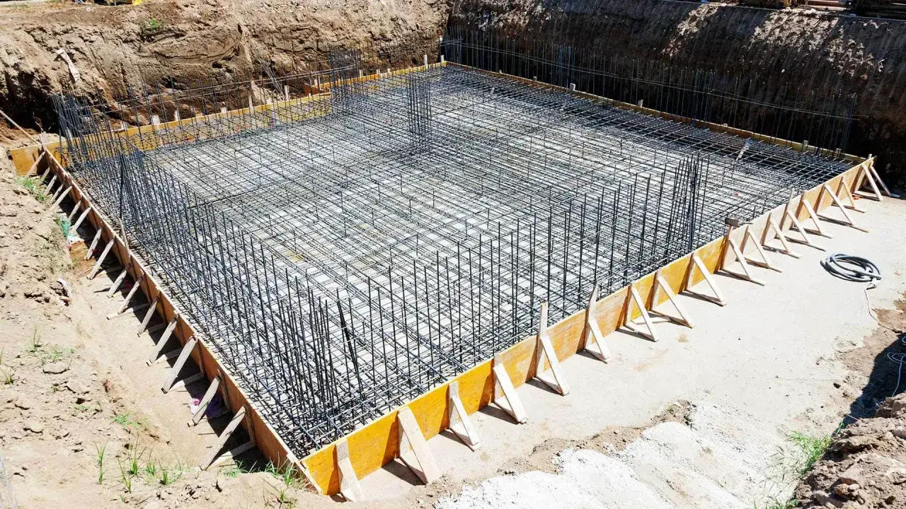 Siatka zbrojenia fundamentów budowy, gotowa do zalania betonem.