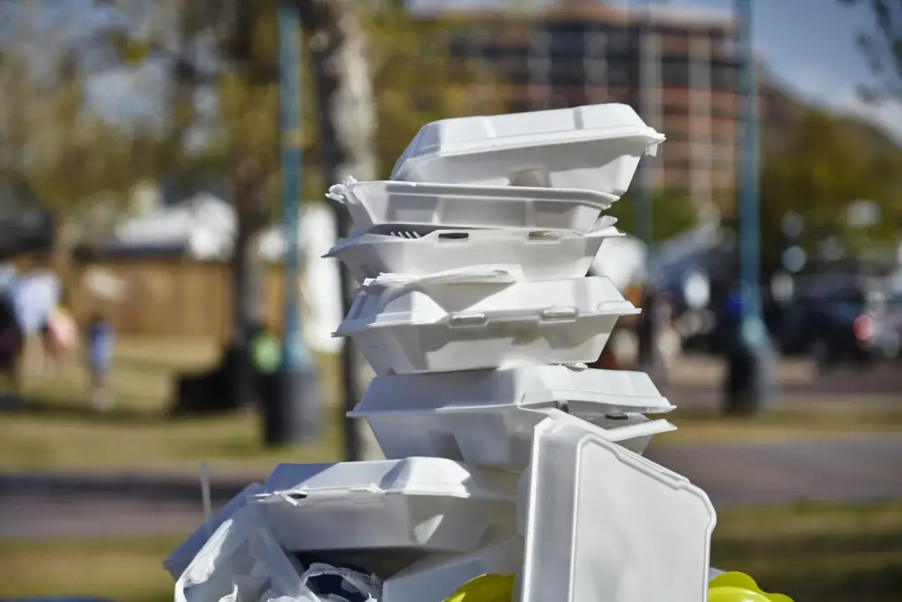Stos białych pojemników po jedzeniu na wynos. Zastanawiasz się, gdzie wyrzucić styropian? Te opakowania nadają się do recyklingu.