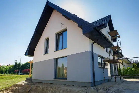 Elewacja frontowa domu - jak wybrać materiał i kolor?