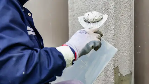 Pracownik nakłada tynk silikonowy. Sprawdź aktualną tynk silikonowy cenę za m2 robocizny.