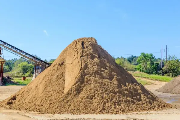 Ogromna hałda piasku na placu budowy. Zastanawiasz się nad ceną piasku? Oto materiał na budowę domu.