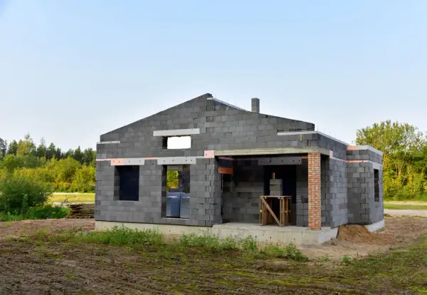 Budowa domu z keramzytu. Brak ocieplenia i wykończenia ścian to widoczne wady.