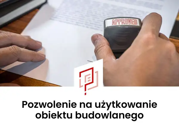 Pieczęć z napisem "APPROVED" na dokumencie. Oznacza to uzyskanie pozwolenia na użytkowanie obiektu budowlanego.