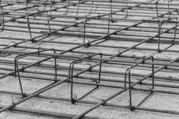 Siatka zbrojenia płyty fundamentowej, gotowa do zalania betonem. Stalowe pręty tworzą solidną konstrukcję.